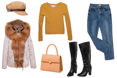 Sonbahar ve kış kıyafetleri kolajı izole edilmiş. Kadın giyim koleksiyonu. Kızlar için moda kıyafeti. Kürklü ceket, kot pantolon, kazak, bot, spor ayakkabı ve çanta..