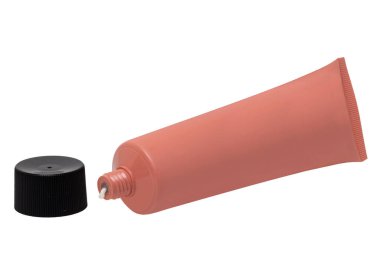 Kozmetik ürünleri izole edilmiş. Açık pembe bir kozmetik kremin yakın plan çekimi. Beyaz arka planda izole edilmiş bir yüz için cilt bakımı ürünü. Metin için boşluk. Makro.