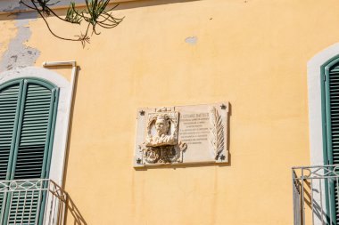 MILAZO, SICILY, İtalya - 03 Ekim 2023. Cesare Battisti 'nin I. Dünya Savaşı' ndaki kahramanca eylemlerinin anısına bir plaket konmuştur..