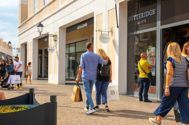 AGIRA, SICILY, İtalya - 30 SEP 2023. Sicilya Outlet Village alışveriş merkezi popüler bir ziyaretçi mıknatısıdır. Outlet Village 'da alışveriş yapan insanlarla geçiş.