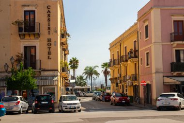 Milazzo, Sicilya İtalya - 03 Ekim 2023. Cassisi Oteli. Bu modern otel Porto di Milazzo ve Milazzo feribot limanından 4 dakika uzaklıkta..