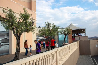 Agira, Sicilya, İtalya - 30 Sep 2023. Sicilya Outlet Village alışveriş merkezi tatilciler ve yerel halk için popüler bir ziyaretçi mıknatısı. Giriş alanı.