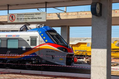 Milazzo, Sicilya, İtalya - 03 Ekim 2023. Milazzo istasyonundan Palermo Merkez 'e giden bir Trenitalia treni..