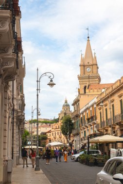 Messina, İtalya, Sicilya 26 Eylül 2023. Limanın yakınındaki Messina caddesindeki kafede bir sürü insan var..