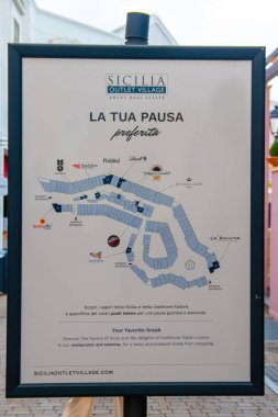 Sicilya, Agira, İtalya - 30 Sep 2023. Sicilya Outlet Village alışveriş merkezi popüler bir ziyaretçi mıknatısıdır. Alışveriş molası için restoranlara ve lokantalara göz atın..