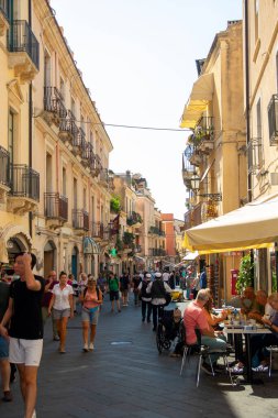 Sicilya, Taormina, İtalya - 28 Eylül 2023. Taormina 'daki Corso umberto ana caddesinde turistler. Şehir manzaraları, cepheler, mimari ve en popüler sokaklar.