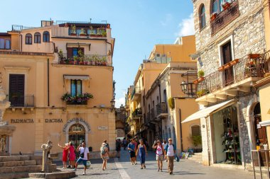Sicilya, Taormina, İtalya - 28 Eylül 2023. Piazza del Duomo Taormina hem yerel halk hem de ziyaretçiler için popüler bir yerdir - çeşmenin basamaklarında dinlenebilirsiniz..