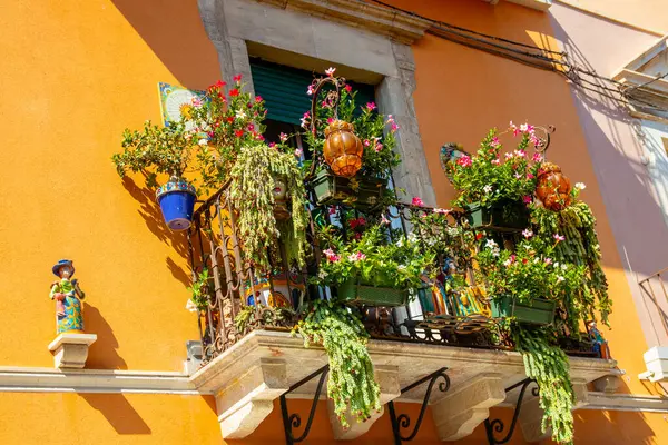 Sicilya, Taormina, İtalya - 28 Eylül 2023. Taormina 'da Corso umberto ana caddesinde güzel dekore edilmiş bir balkon. Şehir görüşleri ve cepheleri.