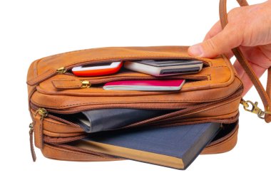 Deri çanta izole edilmiş. Bir elinde geniş kahverengi, lüks deri bir bilek çantası var. Modaya uygun bir iş adamı çantası ya da evrak çantası. Kesme Yolu.