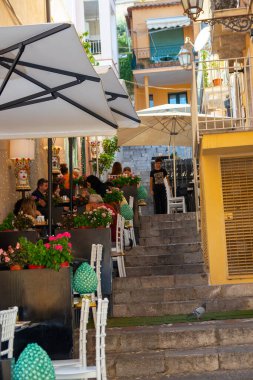 Sicilya, Taormina, İtalya - 28 Eylül 2023. Taormina 'daki ünlü Corso umberto ana caddesindeki sayısız sokak restoranlarından biri. Şehir manzaraları, cepheler, mimari.
