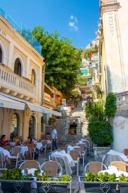 Sicilya, Taormina, İtalya - 28 Eylül 2023. Taormina 'daki ünlü Corso umberto ana caddesindeki sayısız sokak restoranlarından biri. Şehir manzaraları, cepheler, mimari.