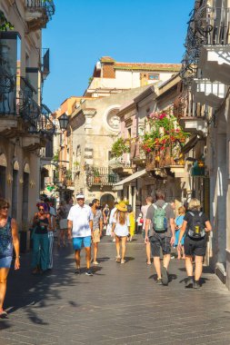 Taormina, Sicilya, İtalya - 28 Eylül 2023. Taormina 'nın ünlü Corso umberto ana caddesinde turistler. Şehir manzaraları, cepheler, mimari ve en popüler sokaklar.