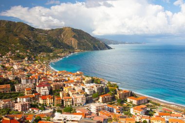 Gioiosa Marea, Sicilya, İtalya 25 Eylül 2023. Messina ilindeki Gioiosa Marea körfezi ve kasabanın panoramik manzarası.