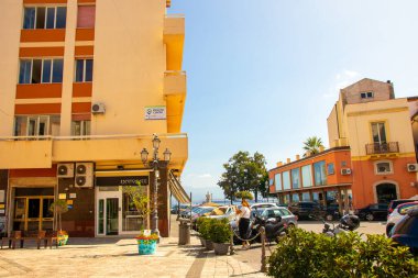 MILAZO, SIZILY, İtalya - 03 Ekim 2023. Piyano Baele caddesinde İngiliz Zenrum 'u ve arka planda da Stephen Descartes' ın Çeşmesi ya da Milazzo 'daki çeşmesi..