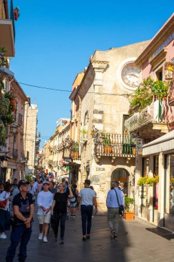 Taormina, Sicilya, İtalya - 28 Eylül 2023. Taormina 'nın ünlü Corso umberto ana caddesinde turistler. Şehir manzaraları, cepheler, mimari ve en popüler sokaklar.