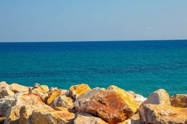 Milazzo, Messina, Sicilya, İtalya - 02 Ekim 2023. Tırmık Denizi kıyısındaki kayalar.