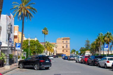 Milazzo, Sicilya, İtalya - 03 Ekim 2023. Via Ammiraglio Luigi Rizzo yolu Liberty Lines feribot limanı boyunca uzanıyor. Arka planda Milazzo Belediye Binası.