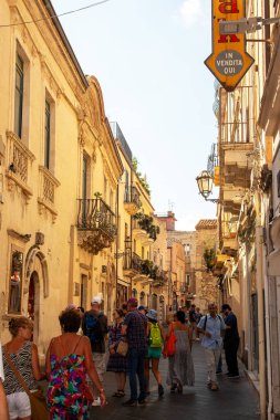 Taormina, Sicilya, İtalya - 28 Eylül 2023. Taormina 'nın ünlü Corso umberto ana caddesinde turistler. Şehir manzaraları, cepheler, mimari ve en popüler sokaklar.