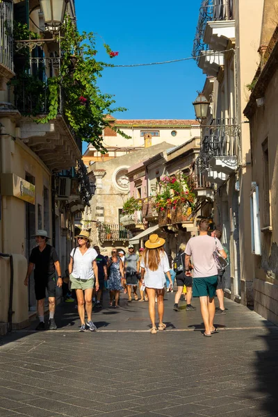 Taormina, Sicilya, İtalya - 28 Eylül 2023. Taormina 'nın işlek sokaklarındaki turistler kafelerde ve restoranlarda. Şehir manzaraları, cepheler, mimari ve en popüler sokaklar.