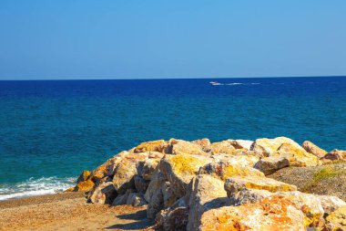 Milazzo, Messina, Sicilya, İtalya - 02 Ekim 2023. Tırmık Denizi kıyısındaki kayalar.