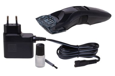 Siyah ve gümüşe dönüştürülebilir yeni bir sakal ve elektrik kaynağı, fırça ve yağlı saç makasıyla beyaza yakın plan. Kablosuz saç ve sakal kesme makinesi. Makro.