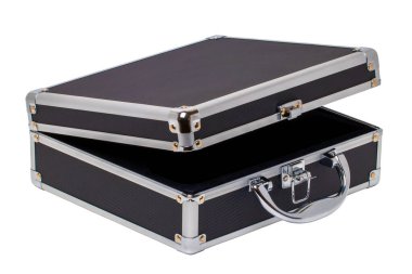 Açılmış, küçük, siyah gümüş bir ekipman çantası ya da beyaz arka planda izole edilmiş bir mandalı olan bir valiz. Kesme yolu.