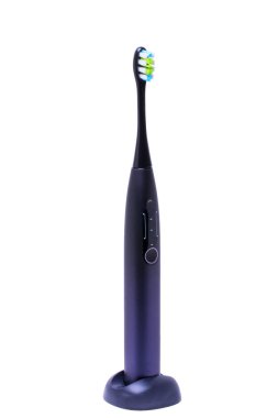 Elektrikli diş fırçası beyaz arka planda izole edilmiş. Elektronik ultrasonik diş fırçası ve USB şarj aleti. Diş bakımı konsepti. Ağız temizliği.