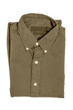 Katlanmış giysiler. Beyaz arka planda izole edilmiş yeni bir sepya iş gömleğinin yakın çekimi. Erkek gömleği. Kesme yolu. Yaz modası. Yer ile arkaplan dokusu.