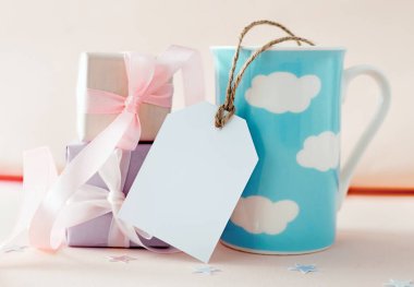 Doğum günü kartında boş etiket var. Babalar günü, anneler günü selamı. Hediye kutuları ve kupa tatil tasarımı.