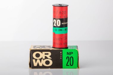 Potsdam, Almanya 11 Ağustos 2018. Eski bir ORWO (Original Wolfen) NP20 (NP Negative Panchromatic) film rulosu ve hafif arkaplan üzerinde ambalajı. Analog vintage fotoğrafçılık.