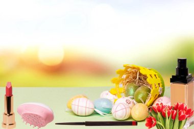 Mutlu Paskalya tebrik kartı şablonları. Renkli paskalya yumurtaları, sepet ve çeşitli kozmetik hediyelerin soyut, bulanık bahar arkaplanı üzerine yakın plan. Boşluk.