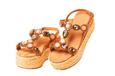 Deri ayakkabılar izole. Tek bir zarif bayan süet sandaletinin yakın çekimi ve yapay elmaslar. Beyaz arka planda izole edilmiş. Makro.