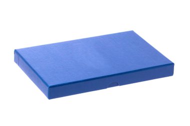 Hediye kutusu izole edildi. Kapalı mavi karton kutu veya Kraft karton kutu. Doğum günü, Sevgililer Günü, Anneler Günü ya da diğer tatiller. Makro.