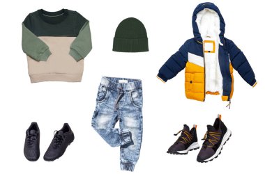 Kolaj seti. Sonbahar kıyafetleri. Kot pantolon ve şalgam ceketi, spor ayakkabı, süveter, pantolon ve çocuk için başlık. Çocukların kış modası.