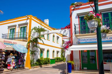 Büyük Kanarya, İspanya, 16 Haziran 2018. Puerto de Mogan, küçük bir balıkçı limanı, romantik sokakları ve güzel mimarisi olan küçük Venedik olarak da bilinir. Alışveriş merkezleri, restoranları ve barları olan popüler bir kasaba..
