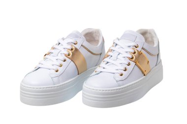 Beyaz spor ayakkabı izole edildi. Yüksek topuklu, beyaz, şık, şık kadın deri ayakkabılarının yakın çekimi. Kesme yolu. Kadın ayakkabısı modası. Spor için modern tasarım ayakkabıları.