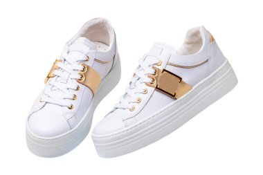 Beyaz spor ayakkabı izole edildi. Yüksek topuklu, beyaz, şık, şık kadın deri ayakkabılarının yakın çekimi. Kadın ayakkabısı modası. Spor için modern ayakkabılar.