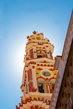 SYMI, Yunanistan - Haziran 03, 2021. SYMI, Yunanistan - Haziran 03, 2021. Panormitis Manastırı 'nın bir parçası olan çan kulesi Symi Adası' nın güneybatısında Başmelek Michael. Önemli bir Ortodoks hac alanı.