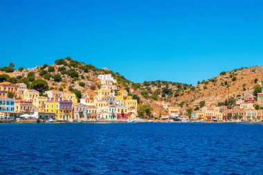 SYMI, Yunanistan - Haziran 03, 2021. Chorio ve Gialos ilçeleri ile Symi kasabası tüm Ege 'nin en güzel ve romantik limanlarından biridir. Dik yamaçlara uzanan renkli malikaneler.
