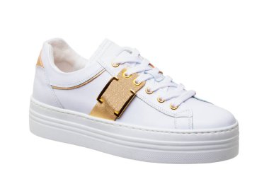 Beyaz spor ayakkabı izole edildi. Tek bir zarif, şık kadın deri yüksek topuklu spor ayakkabısının yakın çekimi. Kesme yolu. Spor için modern tasarım ayakkabıları.