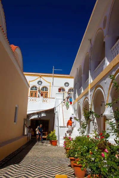 SYMI, Yunanistan - Haziran 03, 2021. SYMI, Yunanistan - Haziran 03, 2021. Suriye 'nin güneybatısında yer alan Başmelek Michael Manastırı önemli bir Ortodoks hac mekanı ve önemli bir turistik merkezdir..