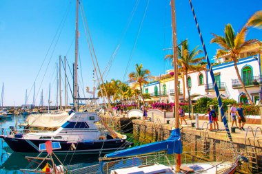 SYMI, Yunanistan - Haziran 03, 2021. Chorio ve Gialos ilçeleri ile Symi kasabası tüm Ege 'nin en güzel ve romantik limanlarından biridir. Dik yamaçlara uzanan renkli malikaneler.