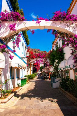 Büyük Kanarya, İspanya, 16 Haziran 2018. Puerto de Mogan, küçük bir balıkçı limanı, romantik sokakları ve güzel mimarisi olan küçük Venedik olarak da bilinir. Alışveriş merkezleri, restoranları ve barları olan popüler bir kasaba..