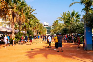 Lloret de Mar, Katalonya, İspanya, 01 Ekim 2019: Turistler Akdeniz 'deki Costa Brava' da Lloret de Mar 'daki sahil gezisinde boccia oynuyorlar.