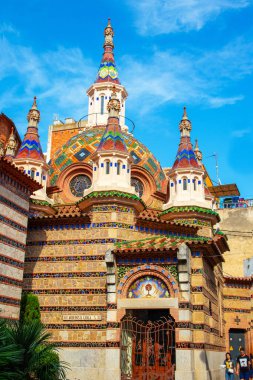 Lloret De Mar, Katalonya, İspanya, Ekim 01, 2019. Costa Brava sahilinin yakınındaki Lloret de Mar 'daki Sant Roma Kilisesi. Güneşli bir günde güzel bir mozaik bina.