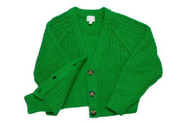 Beyaz arka planda V yaka ve düğme kapaklı, uzun kollu rahat, şık bir hırka. Kadınların yeşil kazağı ya da kazağı. Sonbahar ve kış modası.