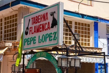 TORREMOLINOS, İSPAN, Endülüs 21 Mayıs 2019. Costa del Sol 'daki en eski restoranlardan birinin girişi Taberna Flamenca Pepe Lopez' dir. Torremolinos 'un kalbinde geleneksel çingene flamenkosu.