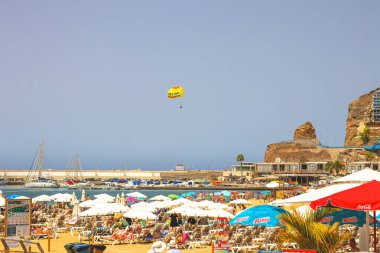 Gran Canaria, İspanya, Kanarya Adaları, Porto Riko - 18 Haziran 2024. Porto Riko Plajı 'nda bir sürü turist var.. 