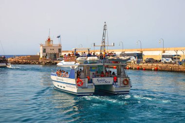 Gran Canaria, İspanya, Kanarya Adaları, Porto Riko - 18 Temmuz 2024 Bir motorlu gemi Porto Riko limanından ayrılıyor. Balinalar ve yunuslar için kıyı gezisi.