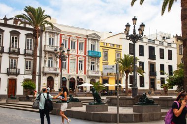Gran Canaria, İspanya, Las Palmas - 22 Haziran 2024. Santa Ana Katedrali 'nin tam önünde aynı ismin karesi var. Meydan eski belediye binasını katedrale bağlıyor..